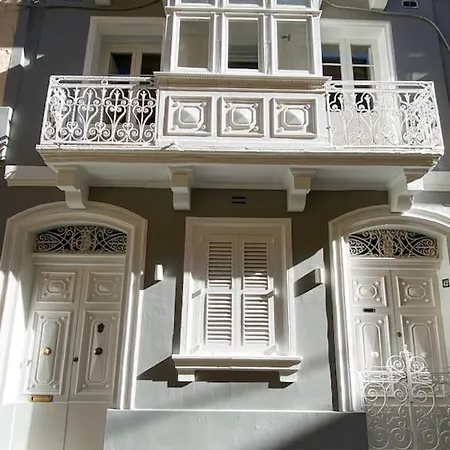 Designer Townhouse Apartment *