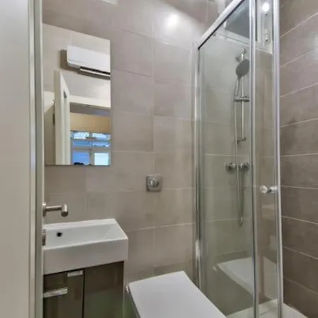 Designer Townhouse Apartment *