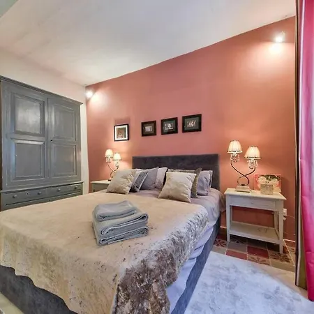 Designer Townhouse Apartment *
